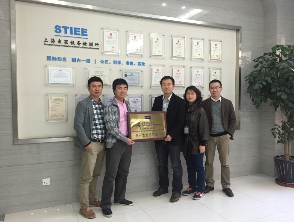 Intertek输配电业务亚太区负责人伊桂生先生和STIEE经理易谦先生